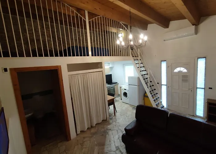 Dimora Antica Bed & Breakfast 3*